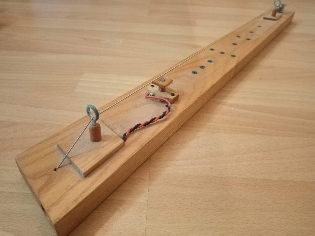 Pièce de bois longitudinale avec une corde